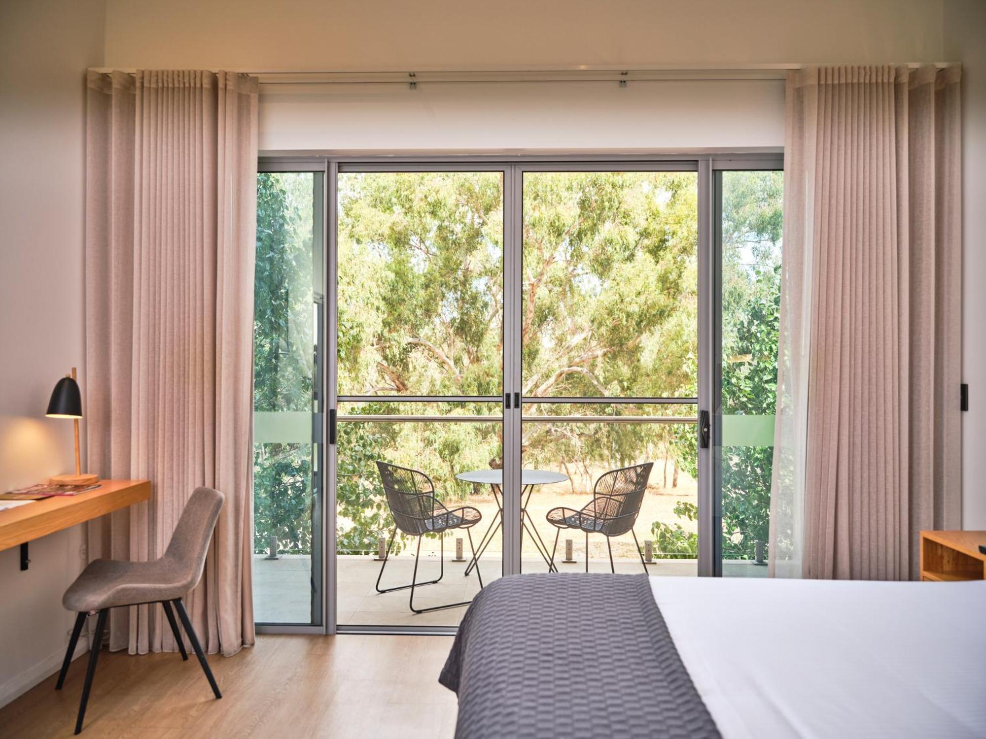 Maya Maya At Mandoon Estate West Swan Exterior foto A room at the hotel