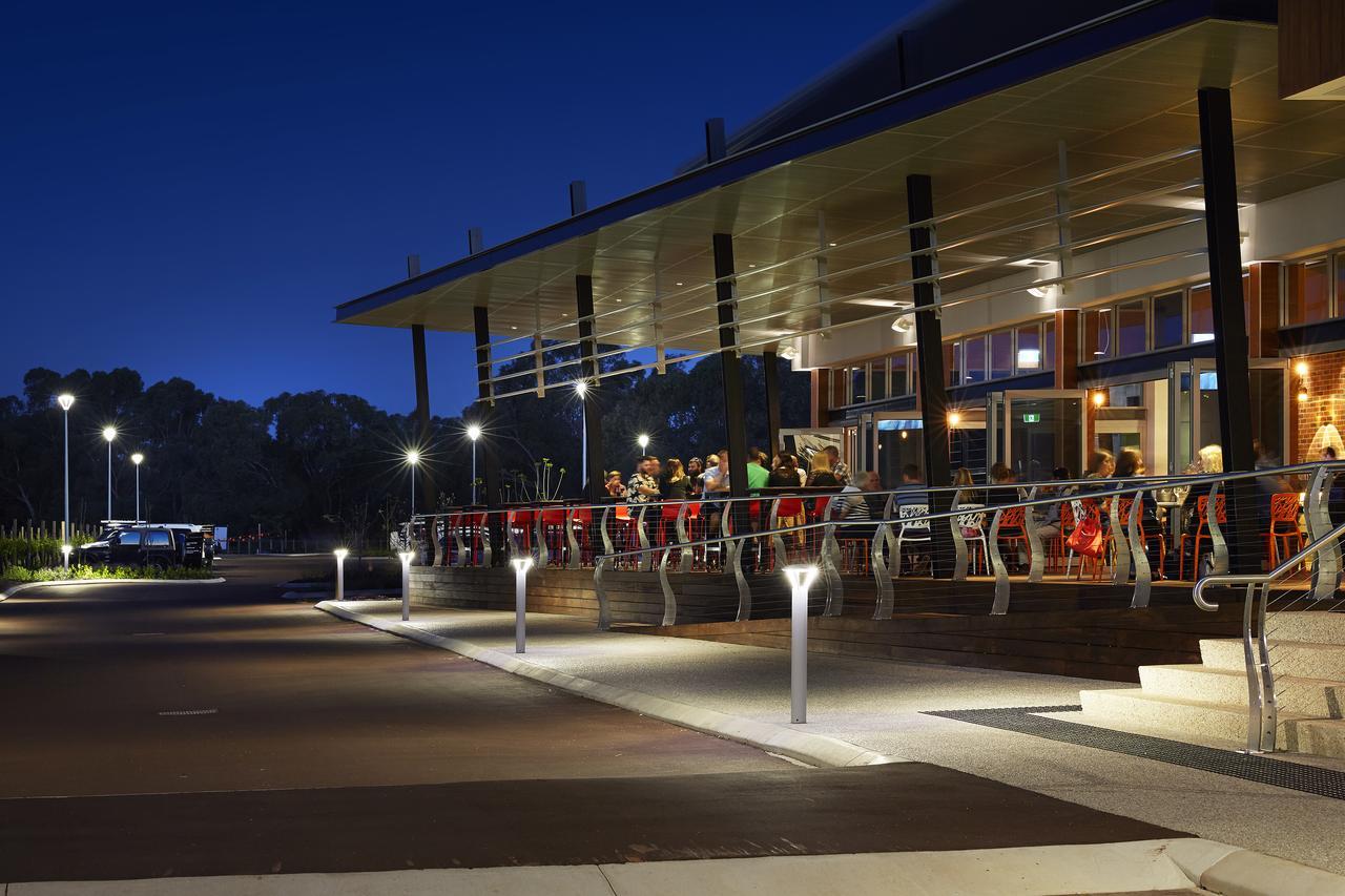 Maya Maya At Mandoon Estate West Swan Exterior foto The outdoor bar at the new terminal
